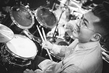 ドレスコーズ「バイエル」レコーディング中のビートさとし（Dr / skillkills）。