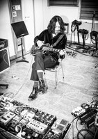 ドレスコーズ「バイエル」レコーディング中のケンゴマツモト（G / THE NOVEMBERS）。