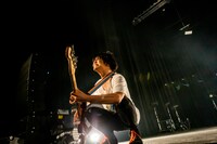 田淵智也（B）（Photo by Viola Kam［V'z Twinkle］）