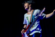 田淵智也（B）（Photo by Viola Kam［V'z Twinkle］）