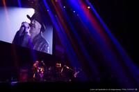 リモートで歌唱に参加したジェイソン・チャールズ・ミラー。