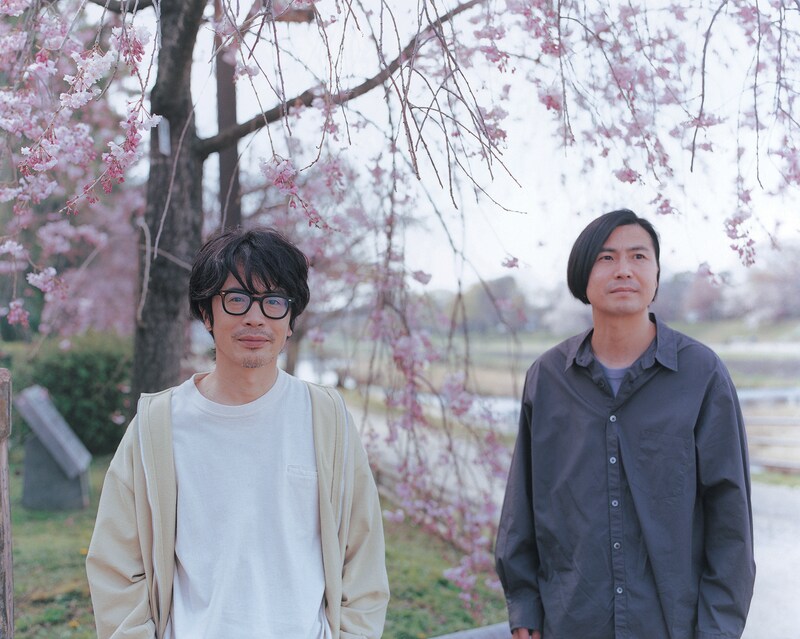 くるり。左から岸田繁（Vo, G）、佐藤征史（B）。