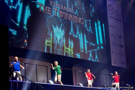 「ロングフォール ～異界遺構 シルクス・ツイニング～」でダンスを担当した4人のスクウェア・エニックスのスタッフ。