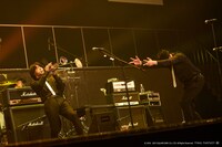 トランペットを吹く祖堅正慶（G, Vo）。