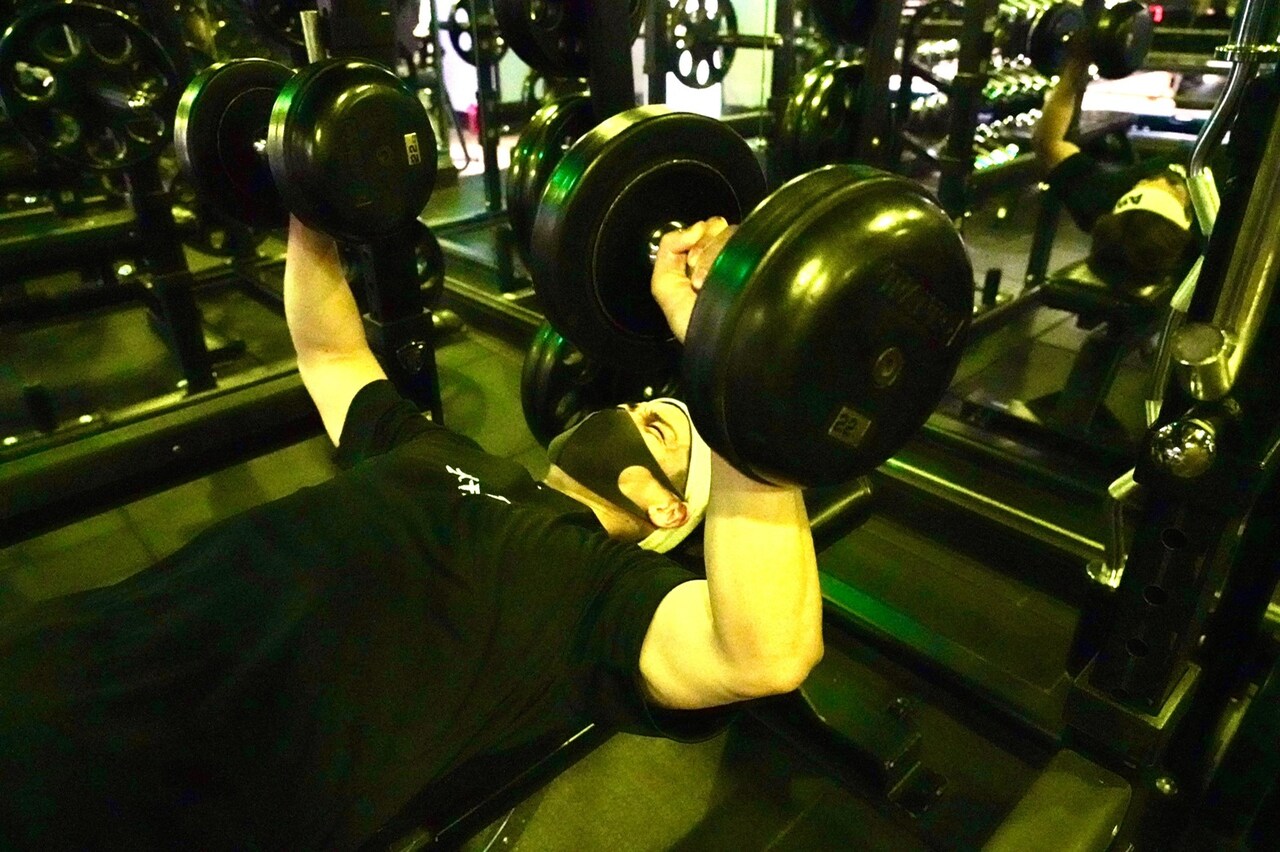 胸トレの追い込みしてる時の1枚です！！これがきちぃのよ。。。（写真提供：RIKU）