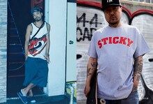 STICKY（左）と追悼Tシャツを着用したA-THUG（右）。