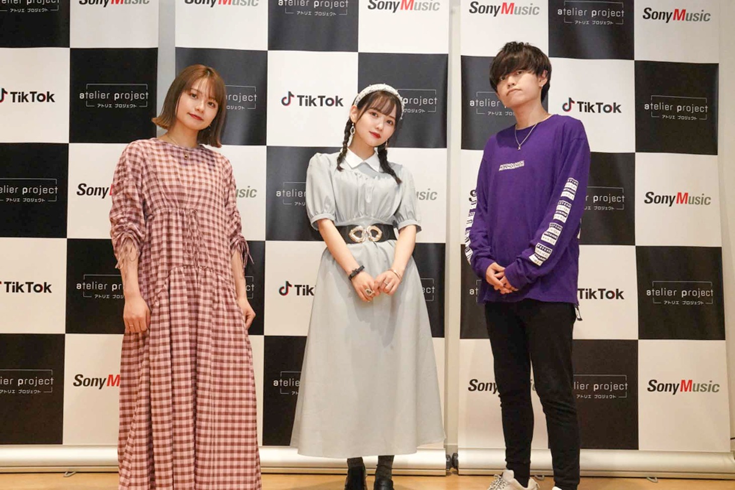 左から足立佳奈、佐藤ノア、Tani Yuuki。