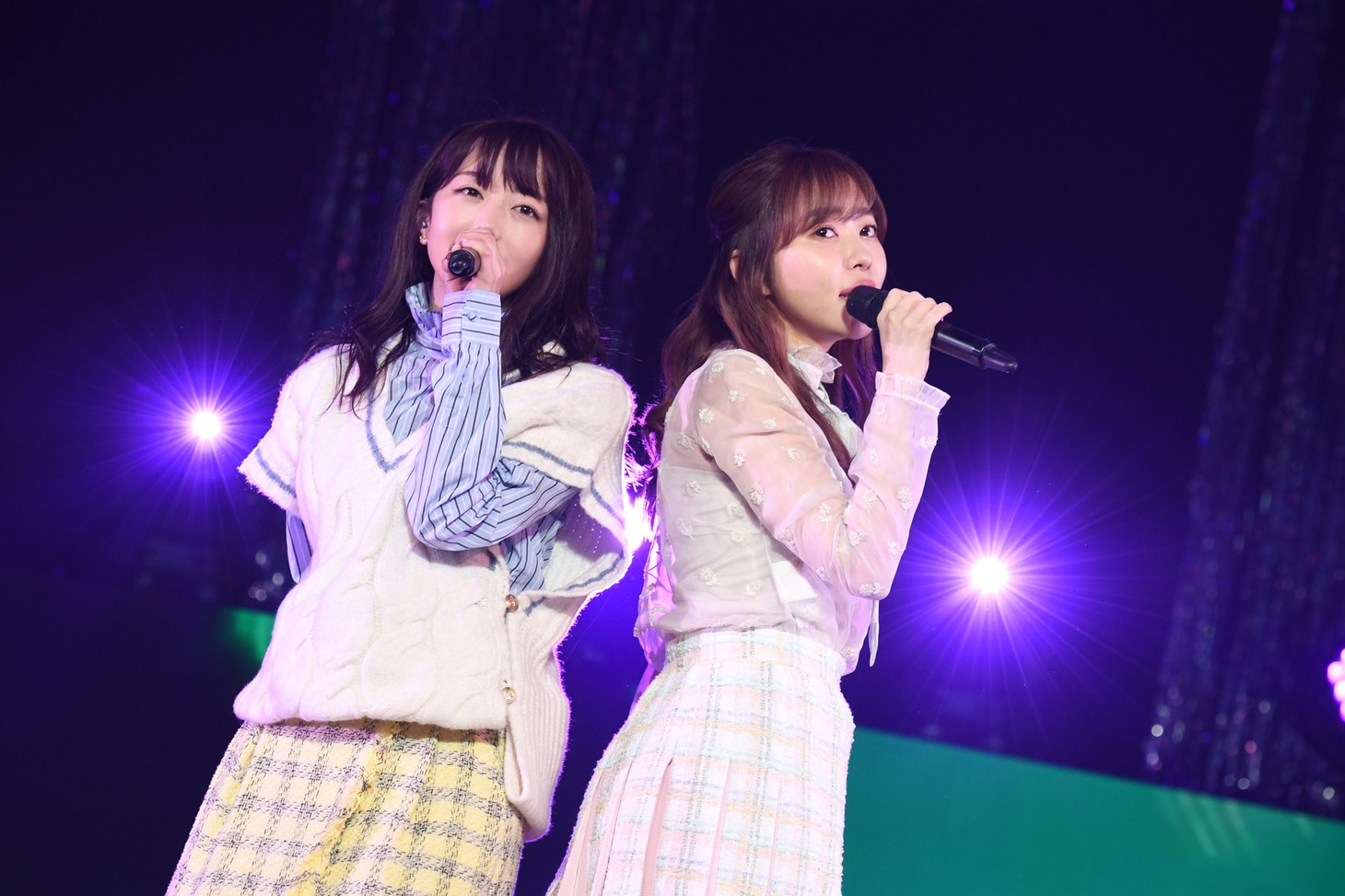 「Choose me!」の様子。左から峯岸みなみ、指原莉乃。 (c)AKB48