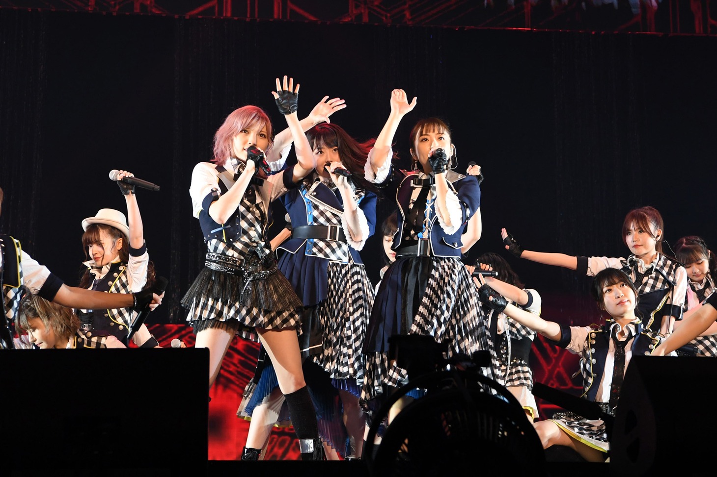 「RIVER」の様子。 (c)AKB48