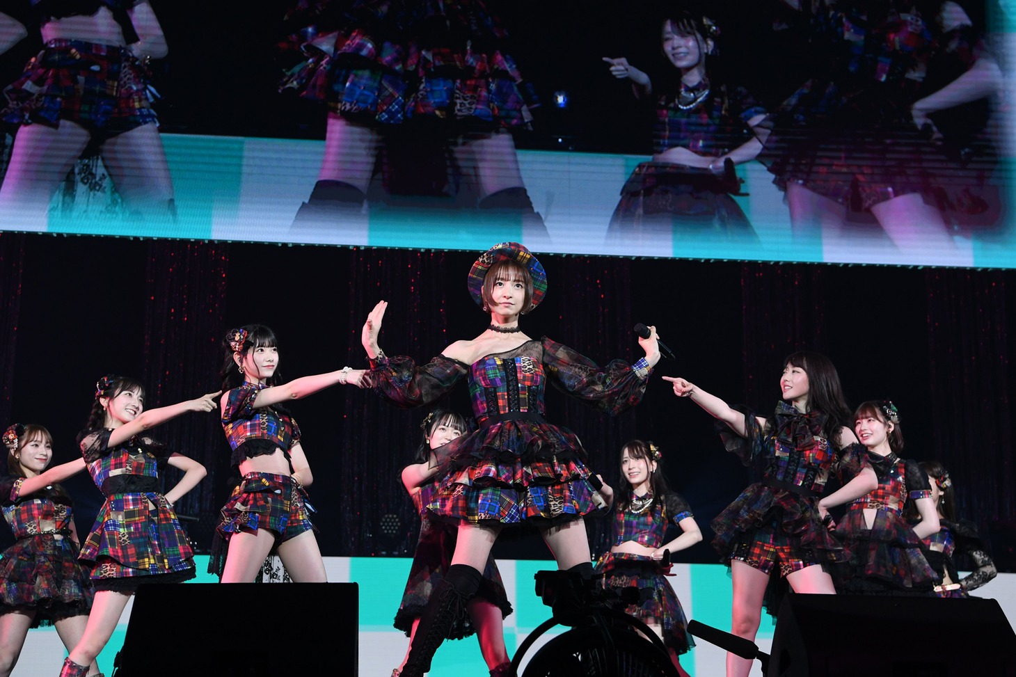 「上からマリコ」の様子。 (c)AKB48
