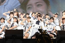 「ポニーテールとシュシュ」の様子。 (c)AKB48