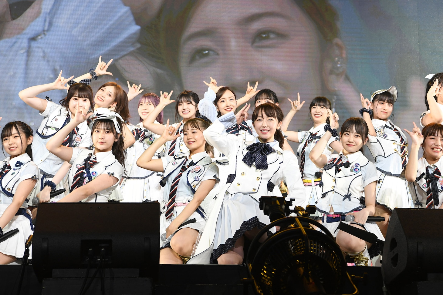 「ポニーテールとシュシュ」の様子。 (c)AKB48