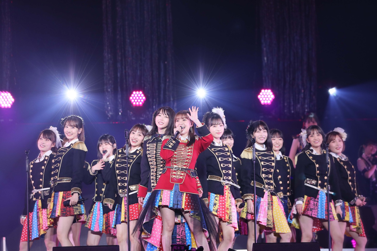 「ヘビーローテーション」の様子。 (c)AKB48