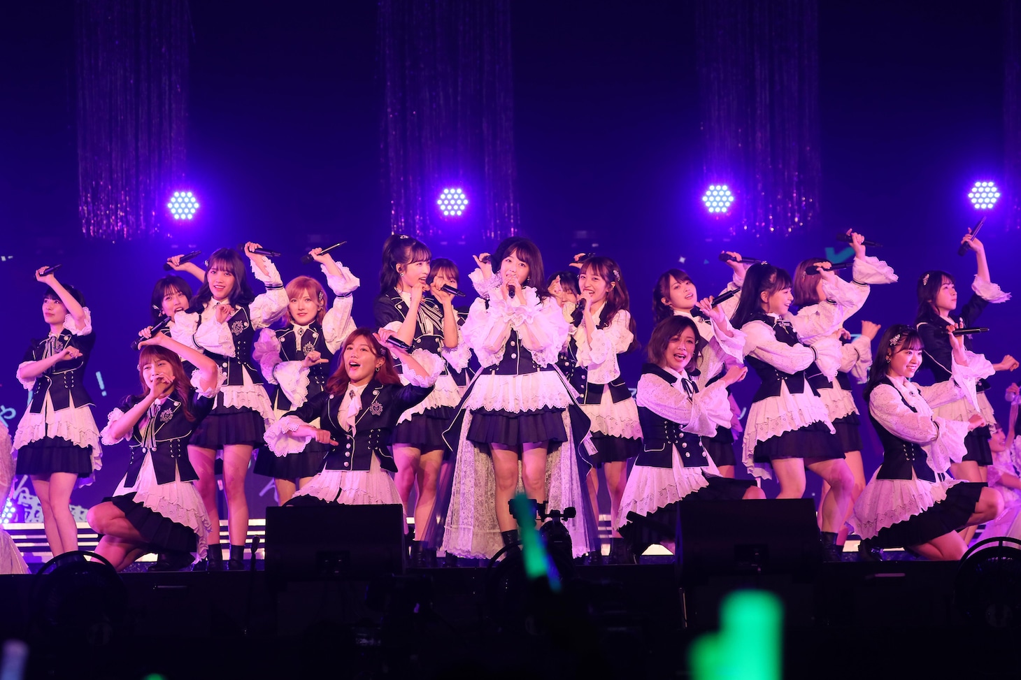 「法定速度と優越感」の様子。 (c)AKB48