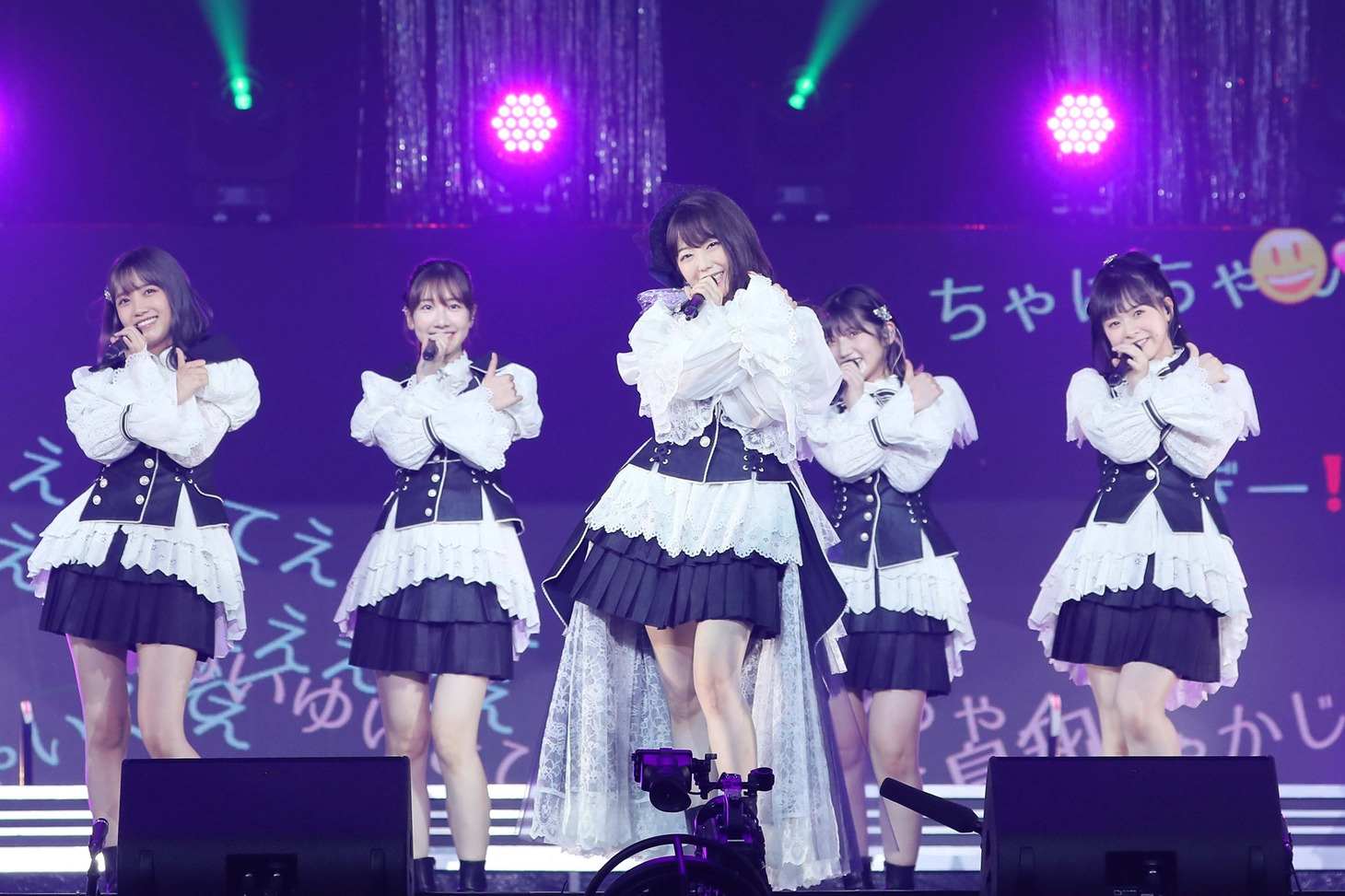 「法定速度と優越感」の様子。 (c)AKB48