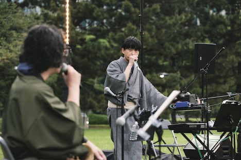 大谷能生（Sax）と蓮沼執太。（撮影：川島悠輝）