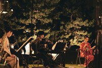 蓮沼執太フィル「浜離宮アンビエント」の様子。左から寺尾紗穂、蓮沼執太、角銅真実。（撮影：川島悠輝）