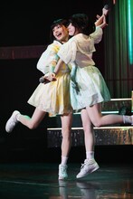 ねもぺろ。左から鹿目凛、根本凪。（撮影：チェリーマン）