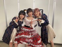 左から村山彩希、峯岸みなみ、岡田奈々。 (c)17LIVE