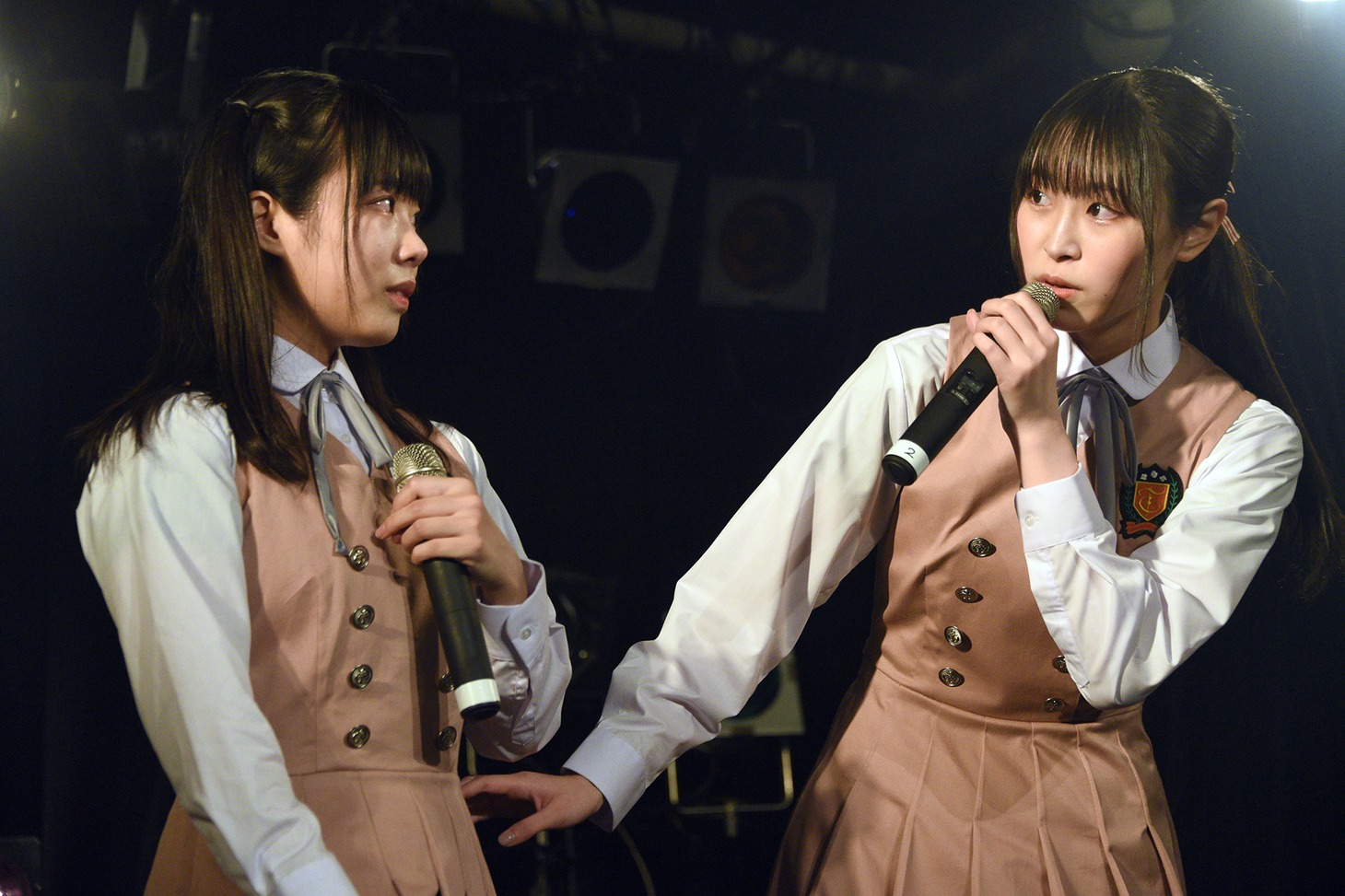 新衣装をアピールする藍田あらんと宮園ゆうか。
