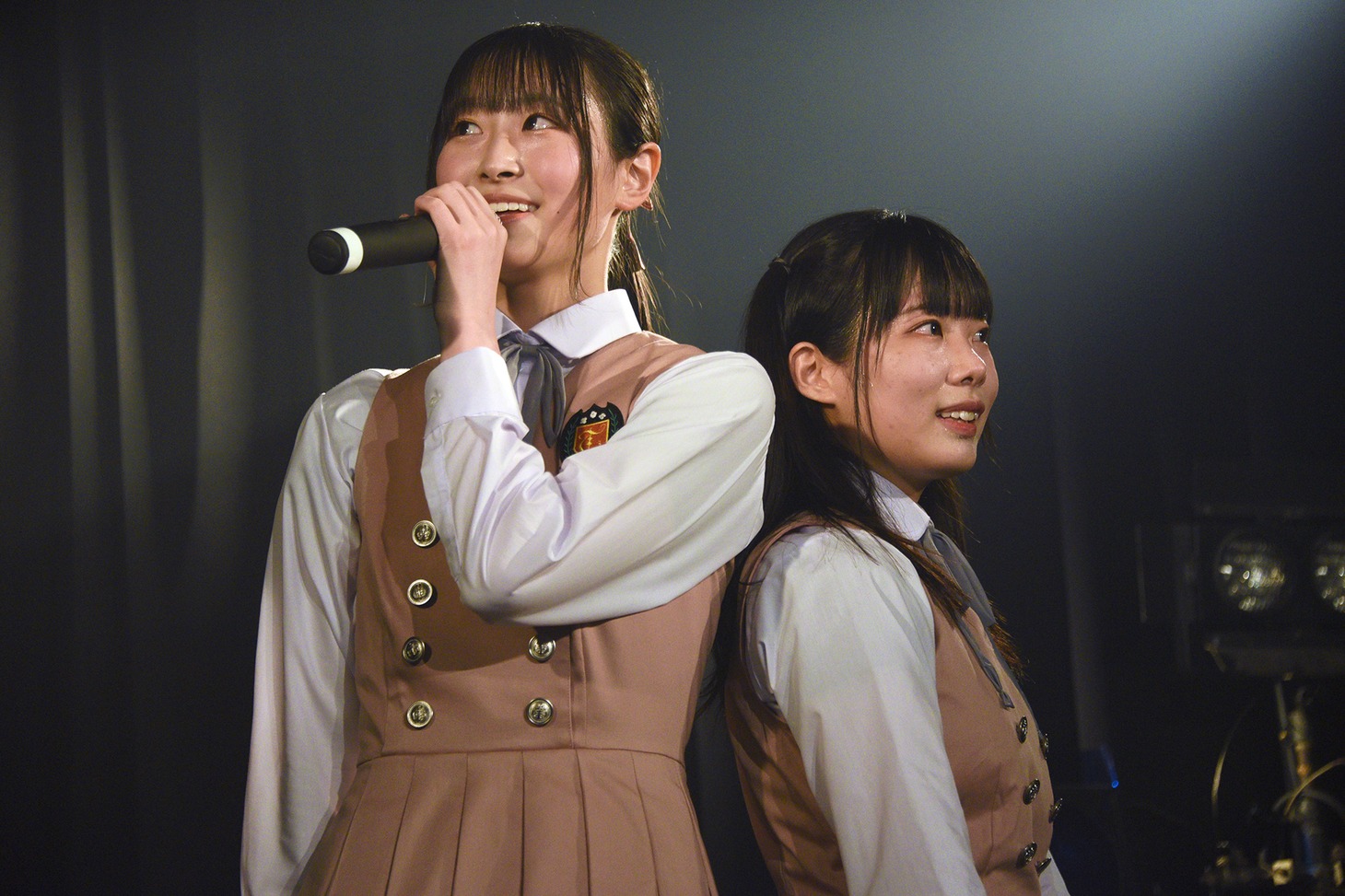 背比べをする宮園ゆうか藍と田あらん。