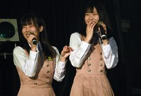 メンバーと初対面したときの様子を再現する藍田あらんと柚月りん。