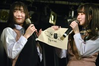 tipToe.の新グッズを紹介する柚月りんと未波あいり。