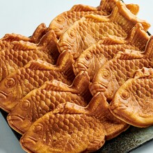 「May'n15周年記念コラボレーションたい焼き」の商品写真。