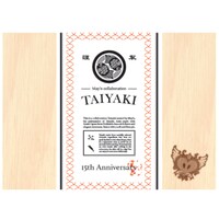 「May'n15周年記念コラボレーションたい焼き」のパッケージ。