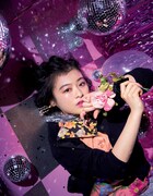 「装苑」2021年7月号より森七菜。（撮影：蜷川実花［LUCKY STAR］）