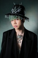 「装苑」2021年7月号より増田貴久（NEWS）。（撮影：草野雄大）