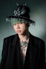 「装苑」2021年7月号より増田貴久（NEWS）。（撮影：草野雄大）