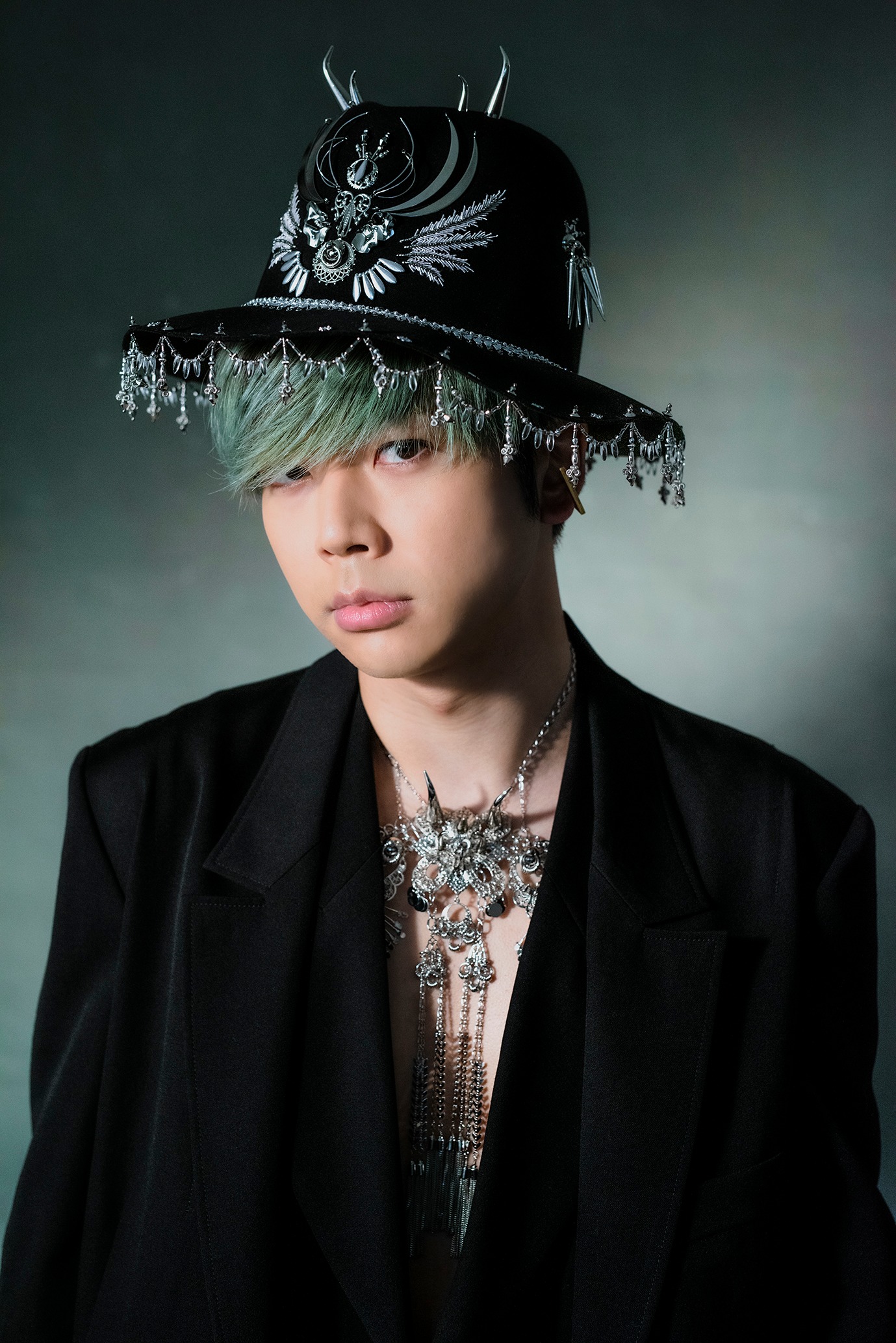 「装苑」2021年7月号より増田貴久（NEWS）。（撮影：草野雄大）