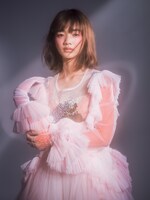 「装苑」2021年7月号より見上愛。（撮影：TOKI）