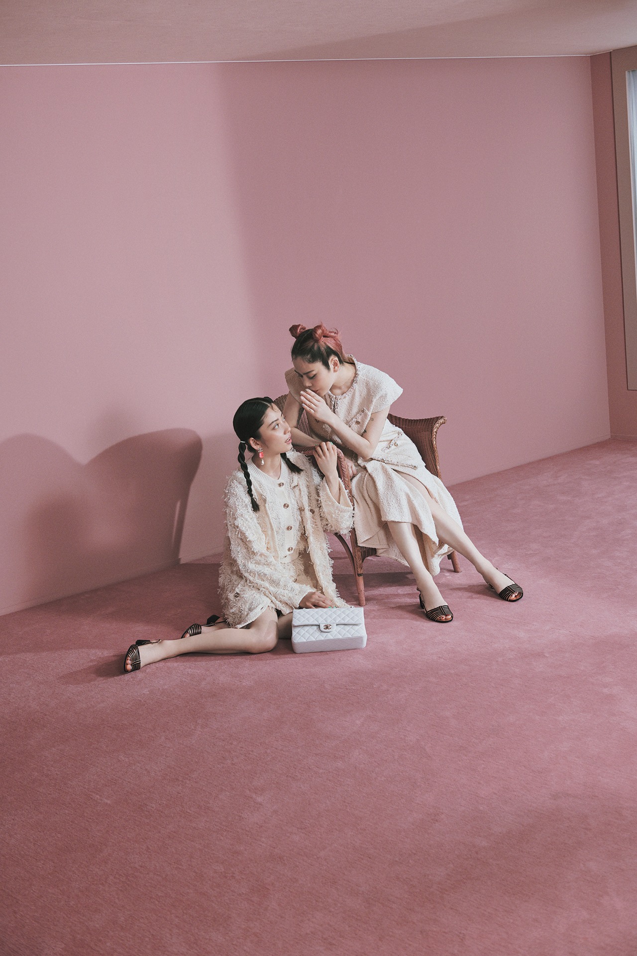 「装苑」2021年7月号よりChara & SUMIRE。（撮影：矢吹健巳［W］）