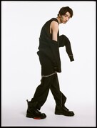 「装苑」2021年7月号より清水尋也。（撮影：赤木雄一［eight peace］）