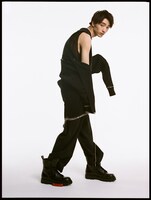 「装苑」2021年7月号より清水尋也。（撮影：赤木雄一［eight peace］）