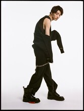 「装苑」2021年7月号より清水尋也。（撮影：赤木雄一［eight peace］）