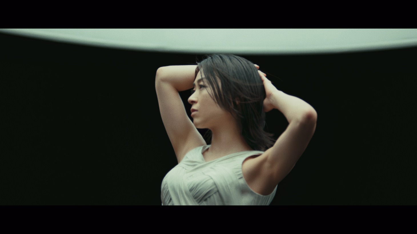 宇多田ヒカル「PINK BLOOD」ミュージックビデオのサムネイル。