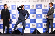 グリーズマンのゴールパフォーマンスをマネする知念侑李（中央）。