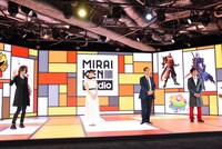 左からSUGIZO、金澤朋子、株式会社バンダイナムコエンターテインメント 代表取締役社長 宮河恭夫氏、ヒャダイン。