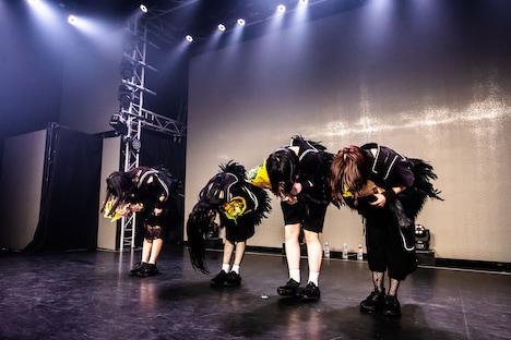 お辞儀するNILKLY。（Photo：Masayo）