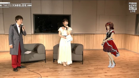 天海春香(右)との交流を楽しむヒャダイン(左)と金澤朋子(中央)。(写真提供:バンダイナムコエンターテインメント)