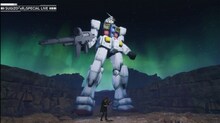 巨大なガンダムの映像とともに演奏するSUGIZO。（写真提供：バンダイナムコエンターテインメント）