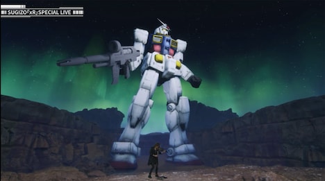 巨大なガンダムの映像とともに演奏するSUGIZO。(写真提供:バンダイナムコエンターテインメント)