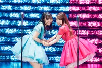 「まあいいか？」を披露する北野日奈子と渡辺みり愛。