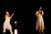 「ショパンの嘘つき」を披露する渡辺みり愛と伊藤純奈。