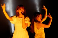 「ショパンの嘘つき」を披露する伊藤純奈と渡辺みり愛。