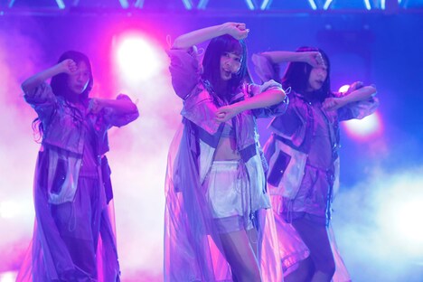 中村麗乃（中央）