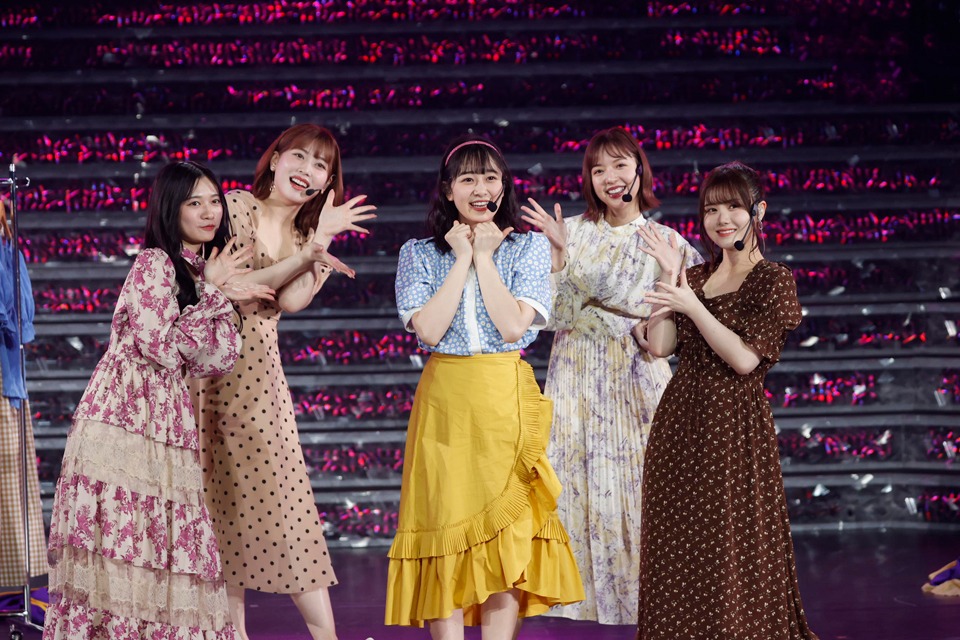 ジャージ姿から変身した向井葉月（中央）。